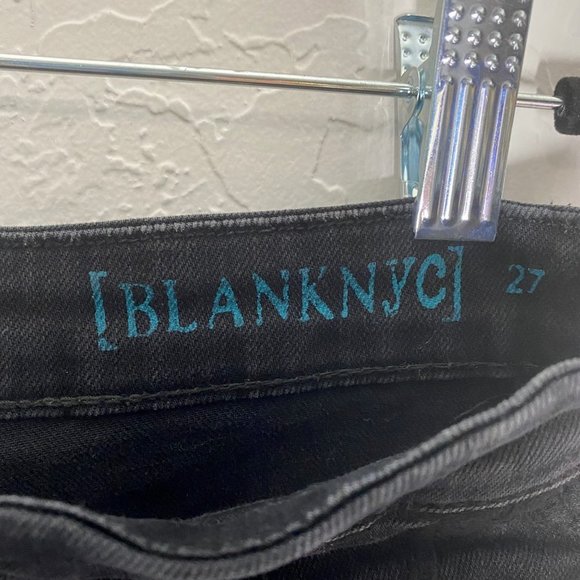 Blank NYC 💥Black on Black Floral Embroidered💥 Floral Denim Shorts Frayed 27 - Picture 4 of 6